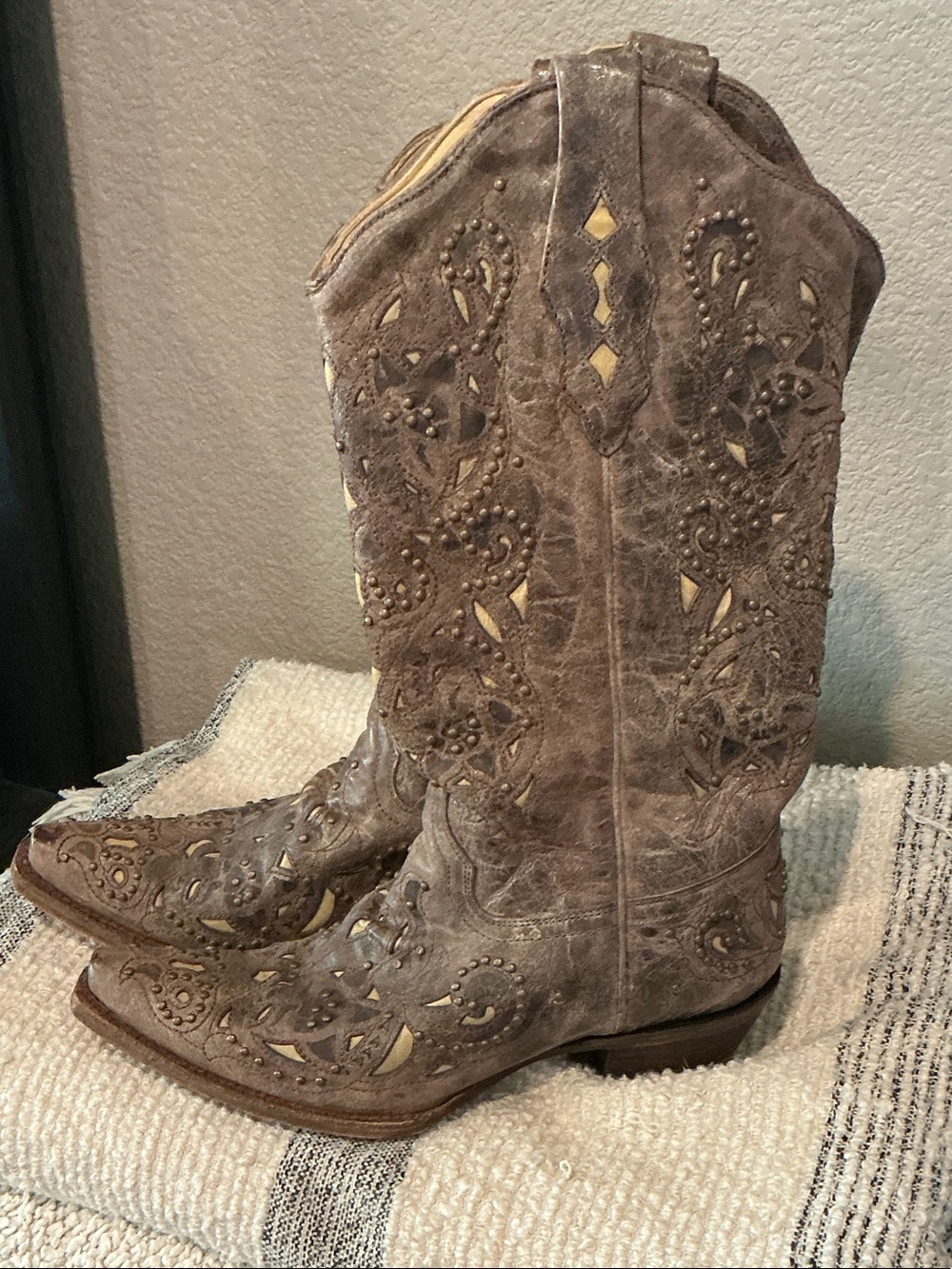 Corral Women's Brown Laser Cutout Sniptoe Boots